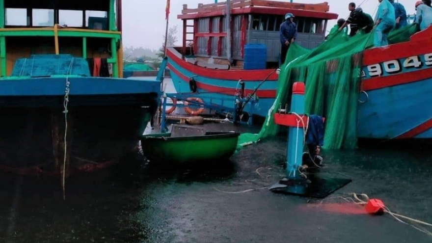 Sóng đánh chìm 2 tàu cá đang neo đậu ở Quảng Nam