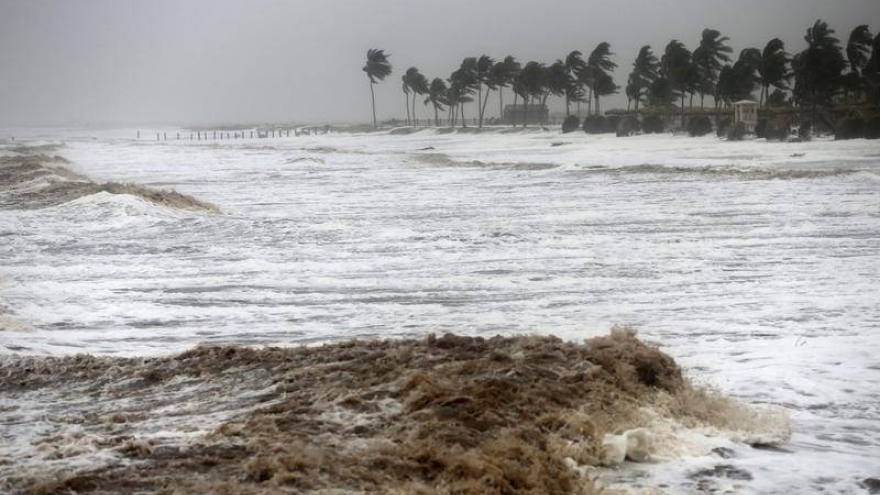 Bão nhiệt đới đổ bộ Oman: Sơ tán hàng nghìn dân và hoãn nhiều chuyến bay