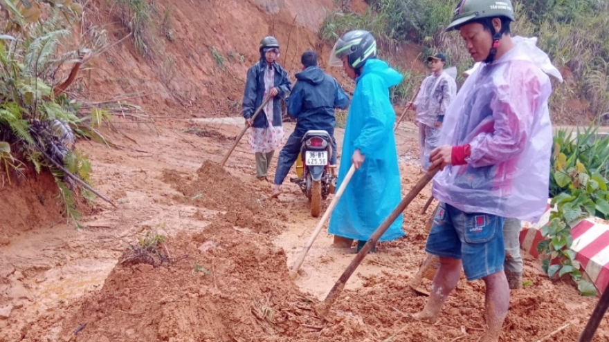 Nhiều khu dân cư miền núi Quảng Nam, Quảng Ngãi bị cô lập do sạt lở núi