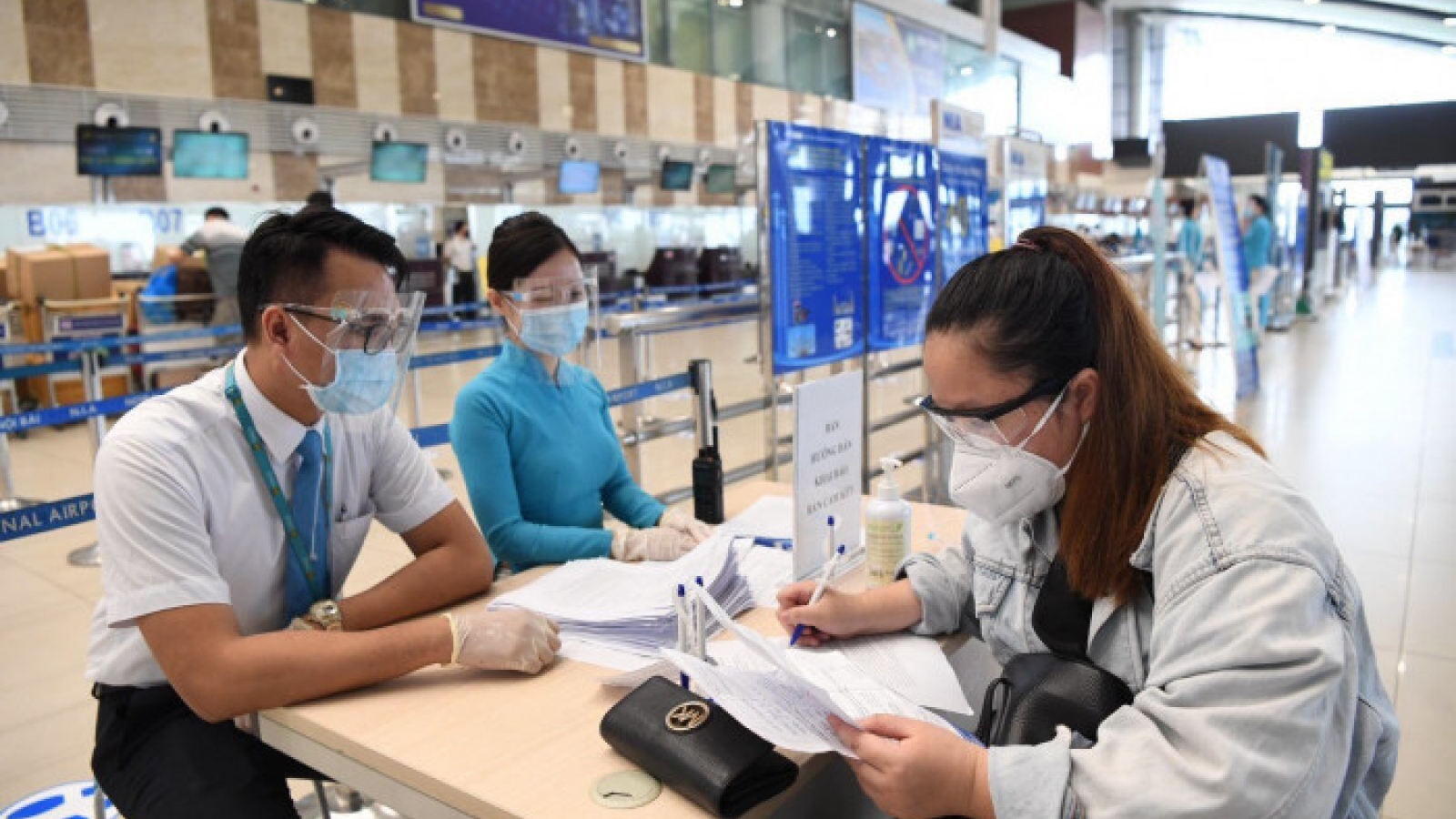 Chuyến bay đầu tiên từ TP. HCM ra Hà Nội sau khi nới lỏng giãn cách
