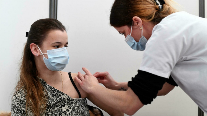 Gần 3/4 dân số Pháp đã tiêm đủ 2 mũi vaccine ngừa Covid-19