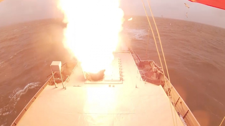 Video: Tàu hộ vệ tên lửa Nga phóng tên lửa Kalibr tiêu diệt mục tiêu trên biển Caspi