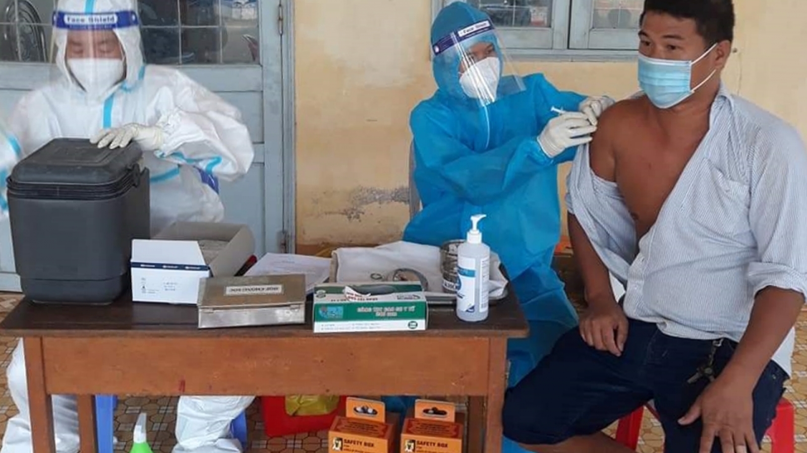Tiền Giang và Bến Tre tiêm phòng vaccine COVID-19 đạt 30-40% tổng dân số