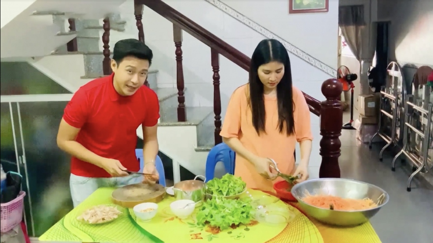 Kha Ly hạnh phúc cùng Thanh Duy vào bếp nấu ăn ngày giãn cách