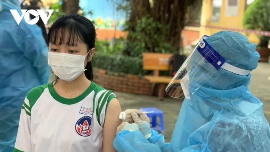 Chuyên gia y tế: “Nên phủ hết vaccine Covid-19 cho nhóm nguy cơ cao rồi mới tiêm cho trẻ”