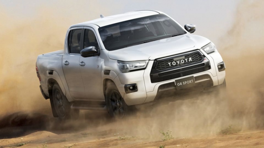 Cận cảnh Toyota Hilux GR Sport 2022 vừa ra mắt