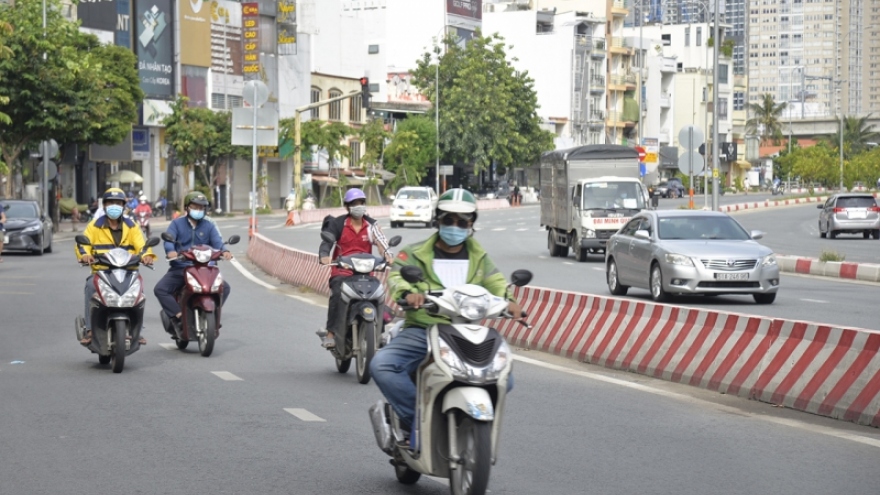 TP.HCM chưa cho phép ăn uống tại chỗ, xe ôm công nghệ hoạt động trở lại