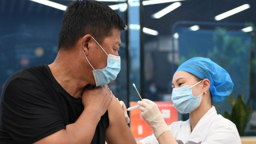 Trung Quốc bắt đầu tiêm mũi tăng cường vaccine ngừa Covid-19