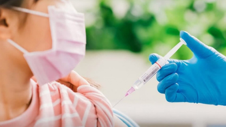 Tiêm vaccine Covid-19 cho trẻ: “Lợi ích là rõ ràng, nhưng cẩn trọng vừa làm vừa đánh giá"
