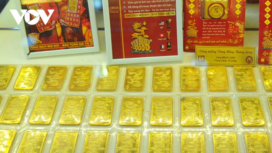 Giá bán vàng SJC cao hơn vàng thế giới 9,61 triệu đồng/lượng