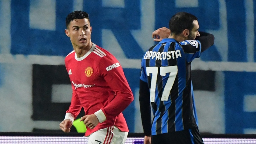 Cristiano Ronaldo lập cú đúp, MU thoát thua trước Atalanta