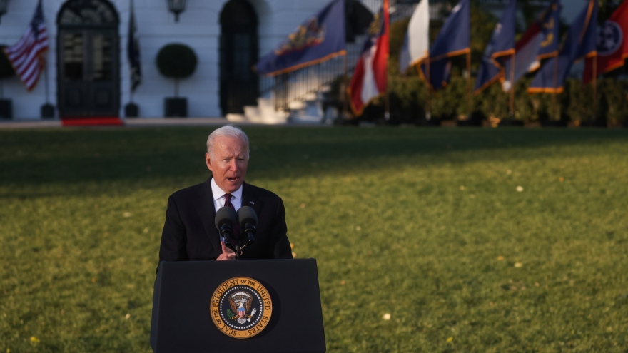 Tổng thống Biden ký ban hành dự luật phát triển cơ sở hạ tầng