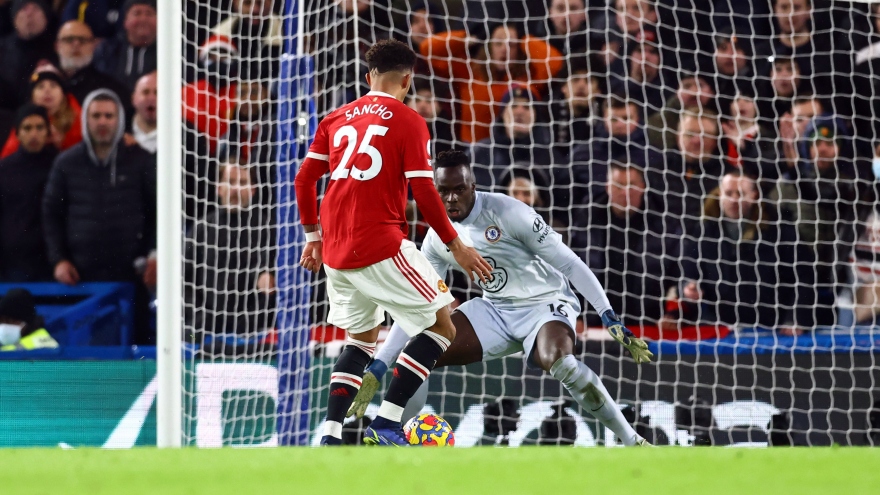 Sancho rực sáng, MU hòa hú vía 1-1 trên sân của Chelsea
