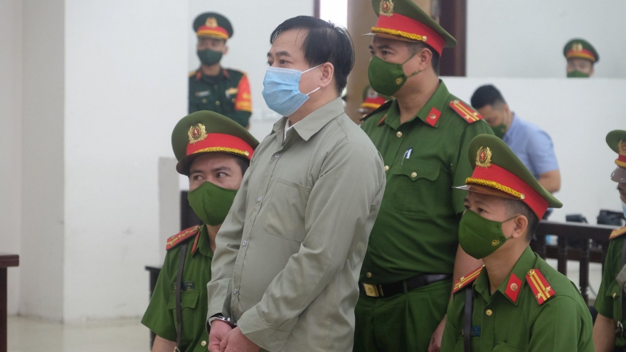 Bị cáo Phan Văn Anh Vũ và Nguyễn Duy Linh khai đưa nhận quà nhưng không phải là tiền