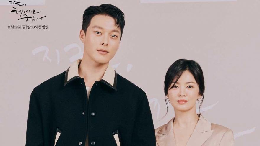 Song Hye Kyo tình tứ khoác tay "tình trẻ" Jang Ki Yong tại họp báo phim mới