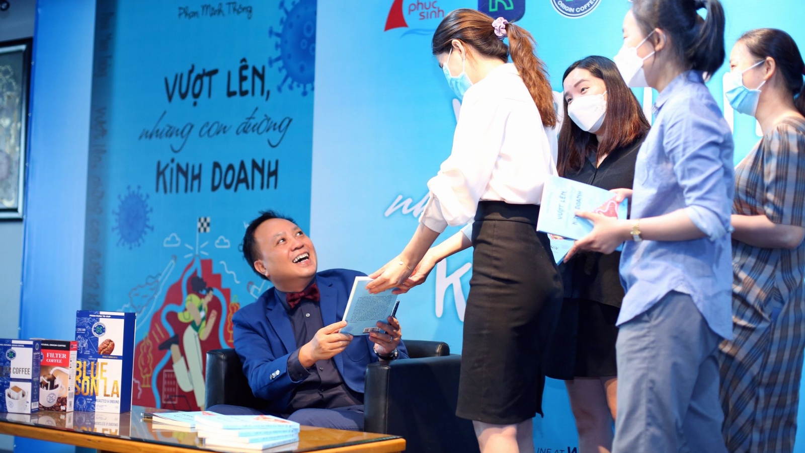 Cuốn sách "Vượt lên, những con đường kinh doanh" - câu chuyện kinh doanh thời Covid-19