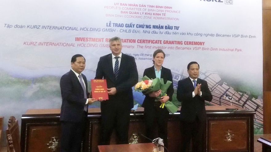 Trao giấy chứng nhận đầu tư dự án đầu tiên vào KCN Đô thị dịch vụ Becamex Bình Định