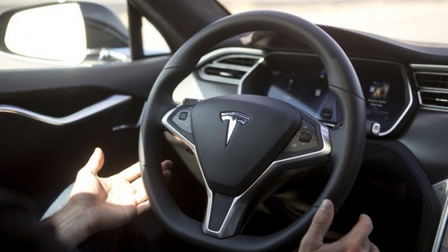 
        Mỹ điều tra hệ thống tự lái hoàn toàn của Tesla
                              