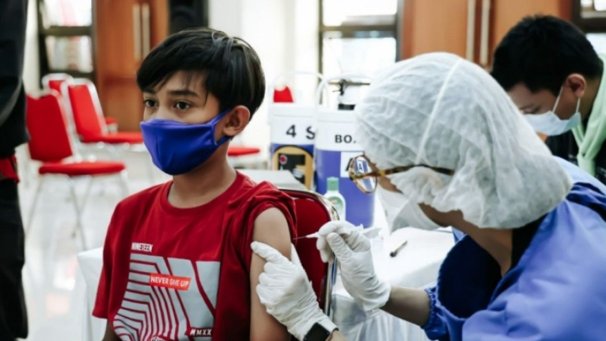 Indonesia lọt top 5 quốc gia có tỷ lệ tiêm chủng vaccine Covid-19 cao nhất thế giới 