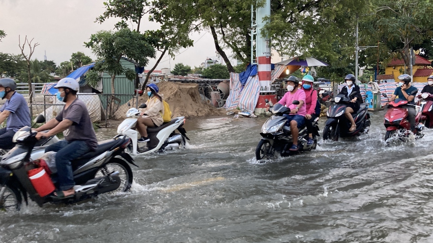 Triều cường đạt đỉnh, người dân TP.HCM khổ sở vì nước ngập