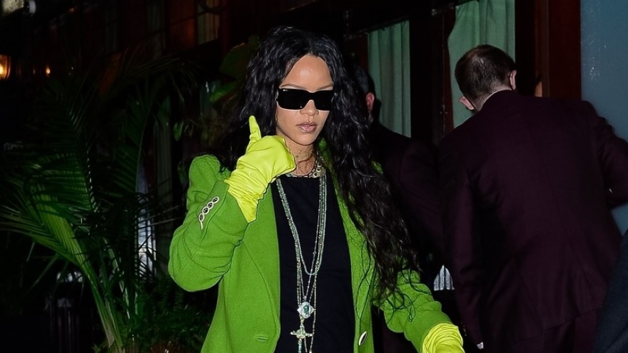 Rihanna phối đồ sang chảnh với phụ kiện đắt giá đi ăn tối