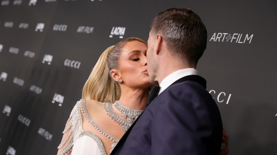 Paris Hilton diện đầm trắng lộng lẫy, ngọt ngào "khóa môi" chồng sắp cưới tại sự kiện
