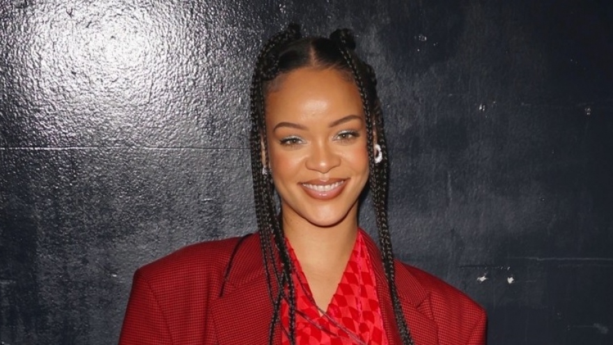 Rihanna diện đồ đỏ rực đến dự buổi biểu diễn của bạn trai rapper