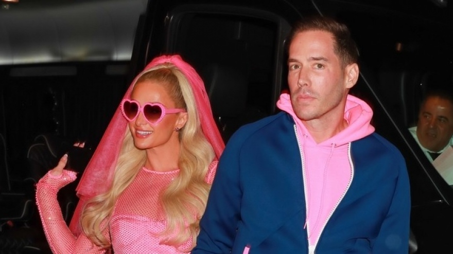 Paris Hilton diện váy cưới hồng rực, tổ chức tiệc mừng trên bến tàu Santa Monica