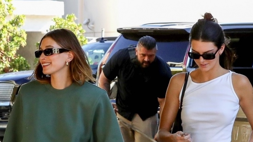 Kendall Jenner xinh đẹp đi ăn trưa cùng bạn thân Hailey Baldwin