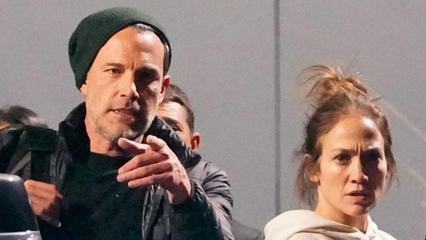 Jennifer Lopez tái xuất xuề xòa tại sân bay