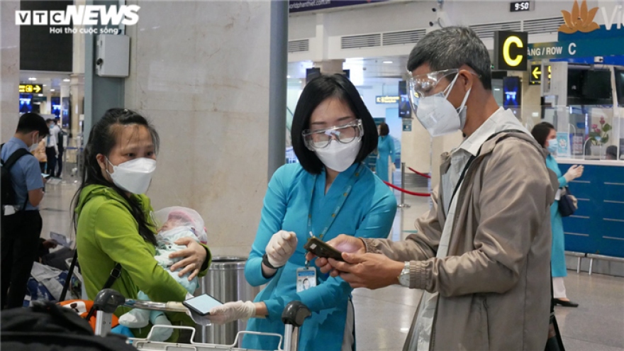 Tan Son Nhat Airport bustling from resumption of activities