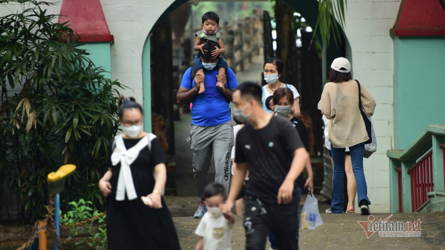 Crowds descend on Saigon Zoo on reopening day