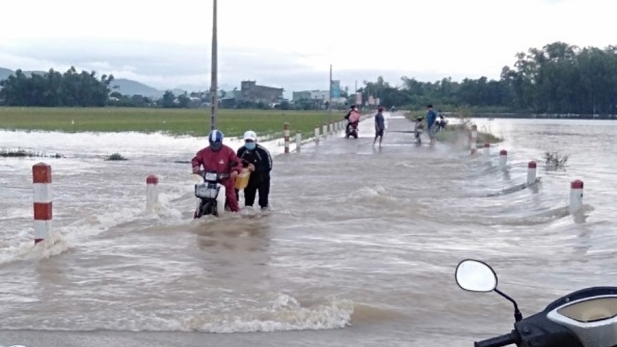 Nhiều tuyến giao thông vùng thấp trũng ở Bình Định ngập cục bộ
