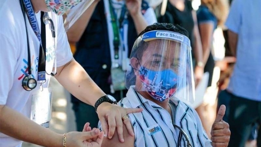 Philippines bắt buộc tiêm chủng vaccine Covid-19 với người lao động
