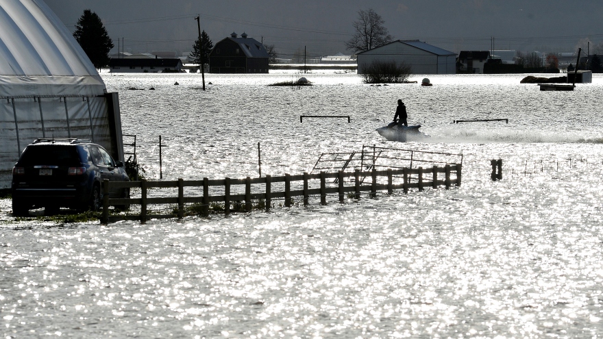 Canada tìm cách tiếp cận 18.000 người mắc kẹt vì trận lũ lụt "500 năm có một"