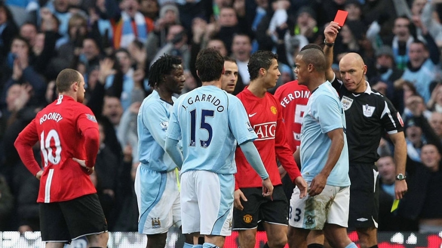 Ngày này năm xưa: Ronaldo nhận thẻ đỏ ở derby Manchester