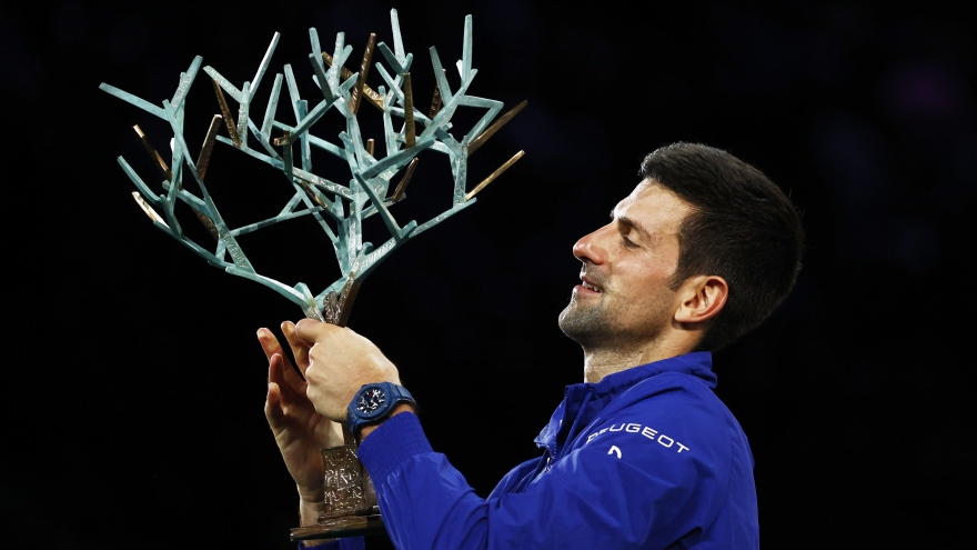 Ngược dòng hạ Medvedev, Djokovic đăng quang Paris Masters 2021 