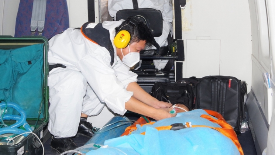 Trực thăng đưa ngư dân bệnh nặng từ đảo Song Tử Tây về đất liền điều trị 