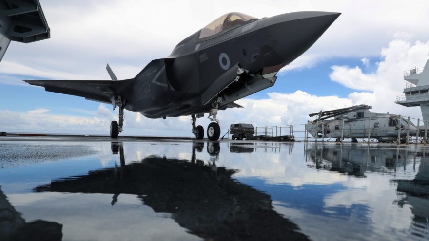 Tiêm kích F-35B từ tàu sân bay Anh rơi ở Địa Trung Hải