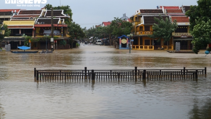 Floods leave central region deep under water