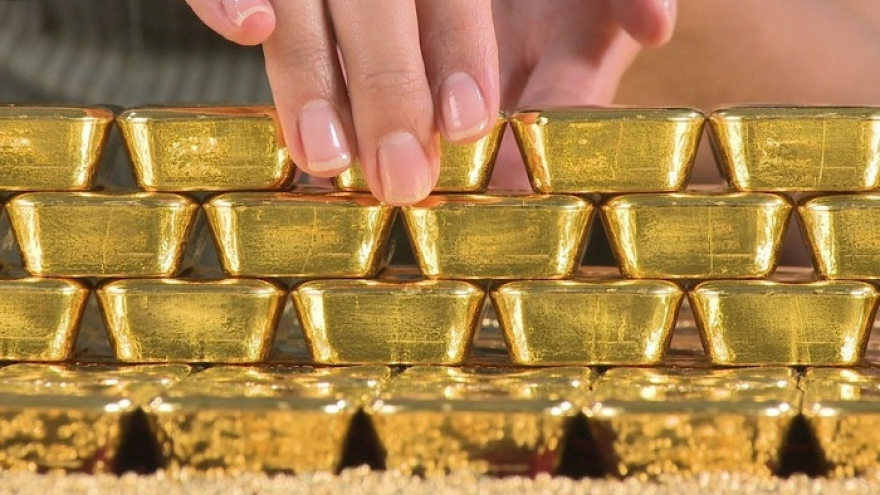 Giá vàng thế giới tăng cao, thu hẹp khoảng cách với giá vàng trong nước