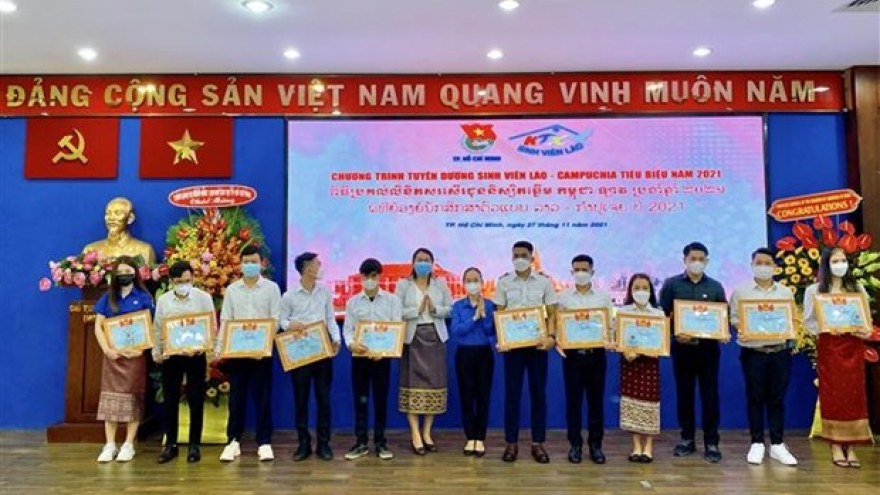 HCM City honours 107 outstanding Lao, Cambodian students