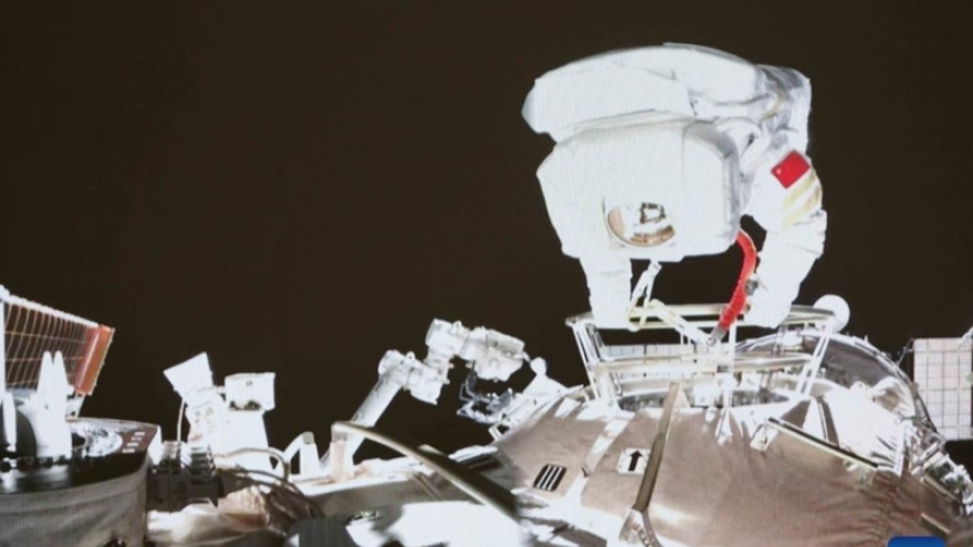 Thần Châu-13 của Trung Quốc thực hiện chuyến đi bộ ngoài không gian đầu tiên