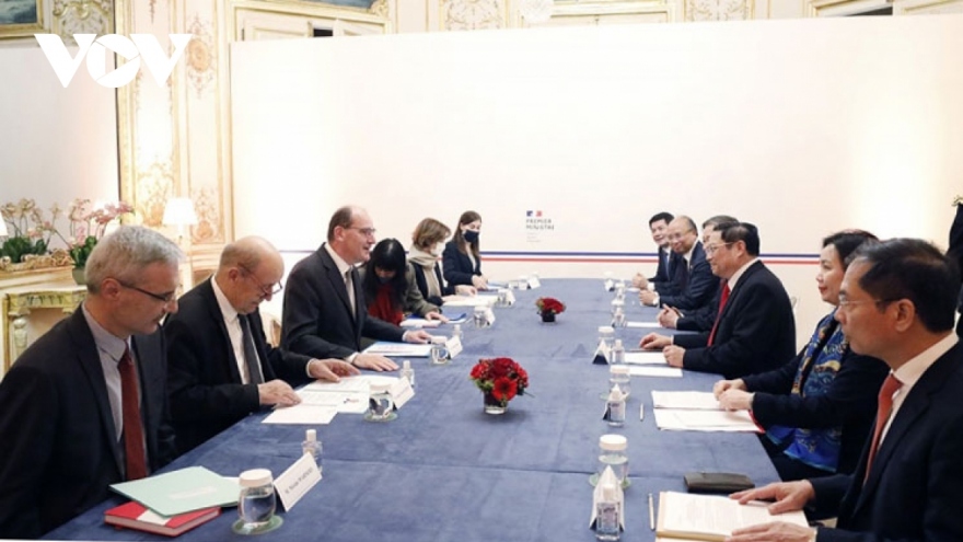 PM Chinh holds talks with his French counterpart, meets President of Senate