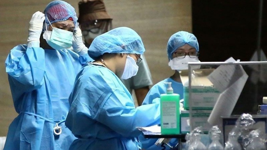 Philippines sẽ tiêm mũi tăng cường cho nhân viên y tế