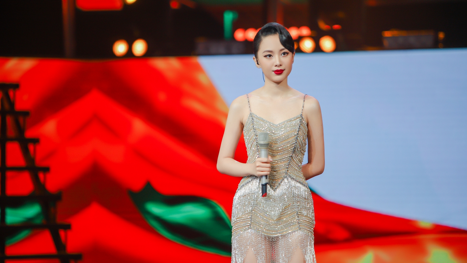 MC Tuyền Tăng được khen xinh như Ngô Thanh Vân khi dẫn chương trình
