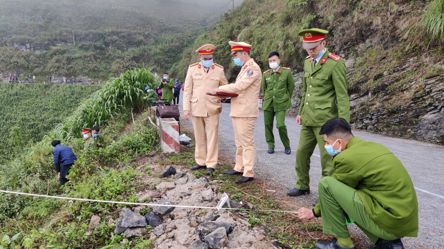 Ô tô chở 4 người bất ngờ lao xuống đèo Mã Pì Lèng, 3 người tử vong