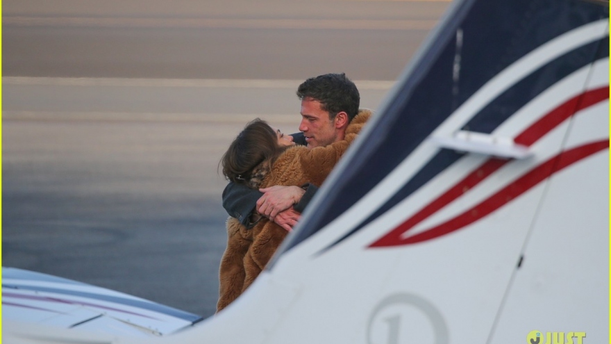 Jennifer Lopez ngọt ngào ôm tạm biệt tình trẻ trước khi lên máy bay