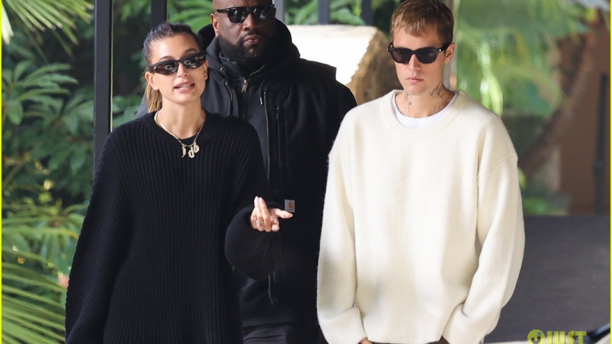 Vợ chồng Justin Bieber vui vẻ đi dạo phố dịp cuối tuần
