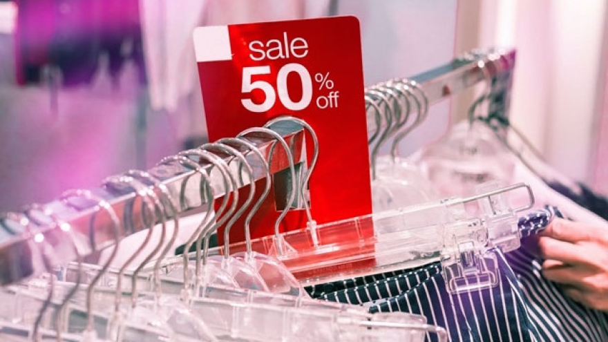 Theo trend khuyến mại, nhiều cửa hàng tranh thủ bán hàng “ế”